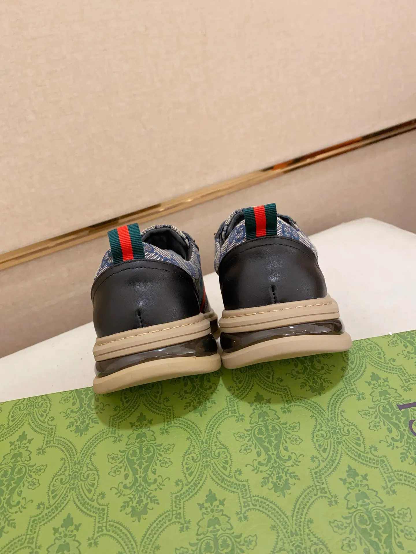 Men's clothing and shoes💰:400💰 (GUCCI) The latest model from the official website 🎁🎁Casual and fashionable men's shoes👟, hot style💥The version is simple and elegant, exclusive for trendy men. Unique latest brand elements from the official website👑Original decoration, fashionable and generous, the fabric is original cowhide ✅Sheepskin lining, the official website specifies wear-resistant casual outsole, the classic model is taken in kind at the counter🎬38-44 (45 is not returned or exchanged when customized)